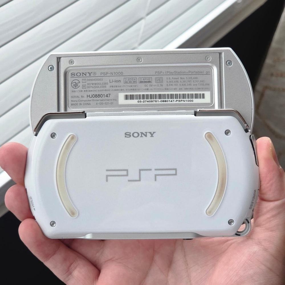 Sony PSP Go 16GB Pearl White - Picture 5 of 12